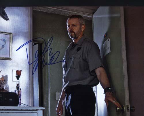 davidmorse06.jpg - David Morse (* 11. Oktober 1953 in Hamilton, Massachusetts, USA) ist ein US-amerikanischer Schauspieler. Morse startete seine Laufbahn am Theater. Zwischen 1971 und 1977 trat er in über dreißig Bühnenproduktionen auf, in den späteren siebziger Jahren am renommierten Circle Repertory Theatre in New York City. Mit einer Rolle in Richard Donners Inside Moves 1980 begann seine Kinokarriere, die jedoch erst in den späten Neunzigern mit Engagements in Filmen wie Twelve Monkeys (1995), The Rock (1996), Contact (1997), Verhandlungssache (1998) und nicht zuletzt The Green Mile (1999) ihren Durchbruch fand. 55 €