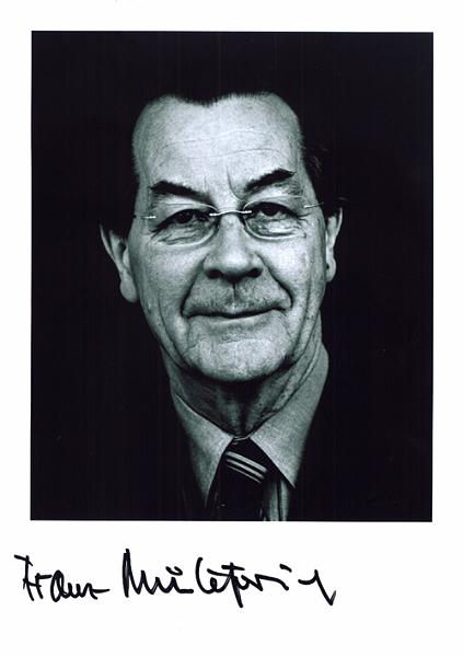 franzmuentefering01.jpg - Franz Müntefering (* 16. Januar 1940 in Neheim) ist ein deutscher Politiker (SPD). Zwischen 1998 und 1999 war er Bundesminister für Verkehr, Bau- und Wohnungswesen. Von 2002 bis 2005 war er Vorsitzender der SPD-Bundestagsfraktion und von 2004 bis 2005 auch Bundesvorsitzender der SPD. Von 2005 bis 2007 war Müntefering Bundesminister für Arbeit und Soziales und Vizekanzler. DIN A 4 Fotopapier 15 €