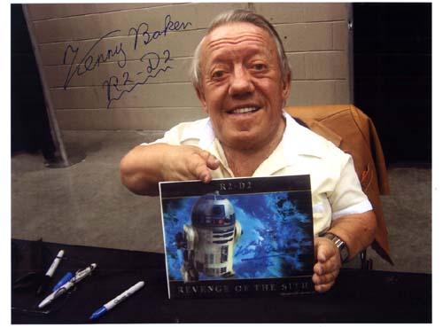kennybaker01.jpg - Kenny Baker (* 24. August 1934 in Birmingham, Großbritannien) ist ein britischer Schauspieler bekannt aus den Star-Wars-Filmen, in denen er den Droiden R2-D2 verkörperte. DIN A 4 Original Fotopapier. 30 € (in Person)
