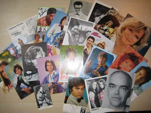 konvolut01.jpg - 56 Autogrammkarten/Unterschriften - Konvolut. ua: Rod Taylor - Us Schauspieler, James Garner - US Schauspieler, Johannes "Jopi" Heesters - ältester Sänger der Welt, Mario Adorf - Schauspiellegende, Peter Kraus - Sänger, Rufus Beck - Schauspieler und Harry Potter-Hörbücher, Otto Waalkes - Komiker und Schauspieler, Popband Babaroo, Udo Lindenberg - Sänger, 2x Vivian Schmitt - Pornodarstellerin, Wolfgang Schäuble - Politiker, Alexander Sebastian Léonce Freiherr von der Wenge Graf Lambsdorff - Politiker, Claudia Roth - Politikerin, Ernst Willi Messerschmid - Raumfahrer, 2 x Peter Maffay - Sänger, Jörg Butt - Torwart, Kevin Keegan - engl. Fußballspieler, Alfred "Aki" Schmidt - BvB, Tom Nütten - US-amerikanischer American-Football-Spieler, Peter Lustig - TV Mann, Paul Panzer - Comedy, Richie - Comedy, Sylvia Bommes - Sat1, Thomas Bug - RTL/WDR2, Susanne Kronzucker - RTL, Peter Kloeppel - RTL,Katja Burghard - RTL, 2 x Frauke Ludowig - RTL, Heiner Bremer - RTL, Günther Jauch - RTL, Harry Dettmann - Sänger,  Geier Sturzflug, Ireen Sheer - Sängerin, Michael Schanze - Moderator, Bernhard Bring - Sänger, Chris Roberts - Sänger, Paola - Sängerin, Costa Cordalis - Sänger, Renate und Werner Leismann - Sangesduo, Christoph Künzler - Schauspieler, Sandra und Sharon - Sangesduo, Ray Miller - Sänger, Gothilf Fischer - Chorleiter, Iljan Darc - Sänger, Lisa Fitz - Schauspielerin, Barbara Bartos-Höppner - Autorin, Ann und Andy - Sangesduo, Brigitte Hennrich - Sängerin, Henry Poppel - Sänger, Mona und Michael - Sangesduo, Jörg - Big Brother, Ingeborg Schöner - Schauspielerin, Ralf Ber - stärkster Mann Österreichs. Alle zusammen 70 €