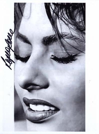 loren06.jpg - Sophia Loren [ˈlorən] (* 20. September 1934 in Rom; eigentlich Sofia Villani Scicolone) ist eine italienische Filmschauspielerin. Sie entwickelte sich in den 60er-Jahren zum Weltstar. Sophia Loren ist die Taufpatin von Drew Barrymore.

In über 100 Filmen hat Sophia Loren bisher mitgewirkt. In den 1980er Jahren sind auch einige Fernsehproduktionen mit diesem Weltstar entstanden. ca 15 x 20,5 Original Fotopapier 45 €