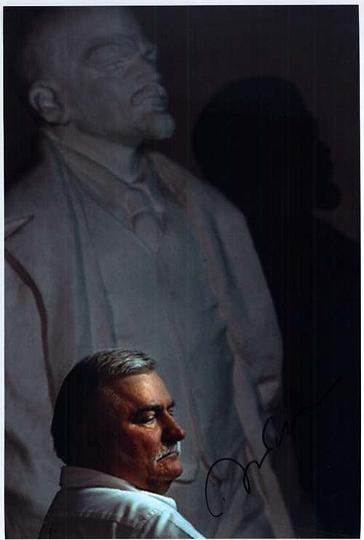 walesa02.jpg - Vorsitzender der Gewerkschaft Solidarność und von 1990 bis 1995 Staatspräsident Polens. Er organisierte den politischen Wandel Polens von einem kommunistischen Land zur Demokratie. DIN A 4 Originalfoto. 85 €