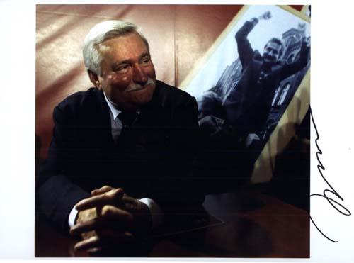 walesa03.jpg - Vorsitzender der Gewerkschaft Solidarność und von 1990 bis 1995 Staatspräsident Polens. Er organisierte den politischen Wandel Polens von einem kommunistischen Land zur Demokratie. DIN A 4 Originalfoto. 75 €